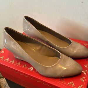 Bandolino Size 9 shiney tan wedges